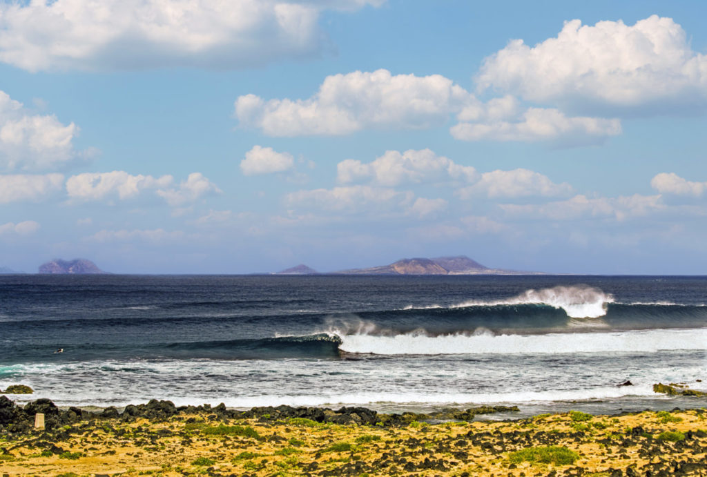 Die besten Surf-Inseln der Welt: Eine Welle bricht über Lavariff auf Lanzarote