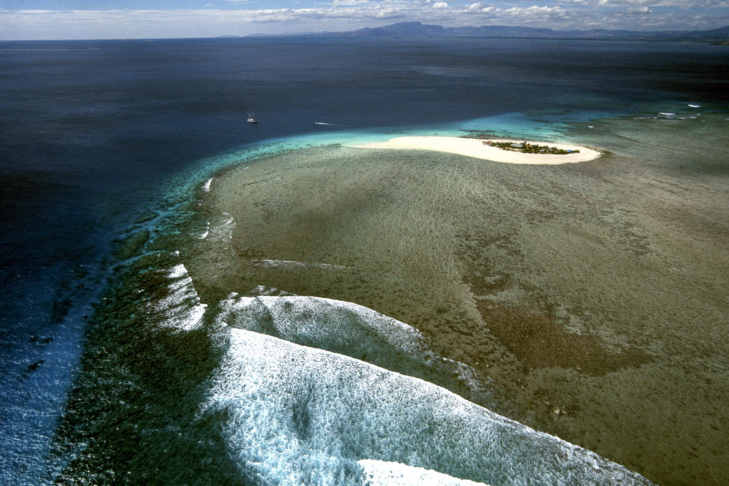 Die besten Surf-Inseln der Welt: Luftaufnahme der Insel Namotu mit dem Korallenriff davor