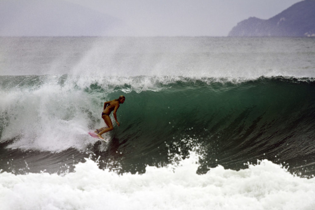 Pro-Surferin Holly Beck in einer cleanen Tube-Section an einem Beachbreak der Insel Hainan.