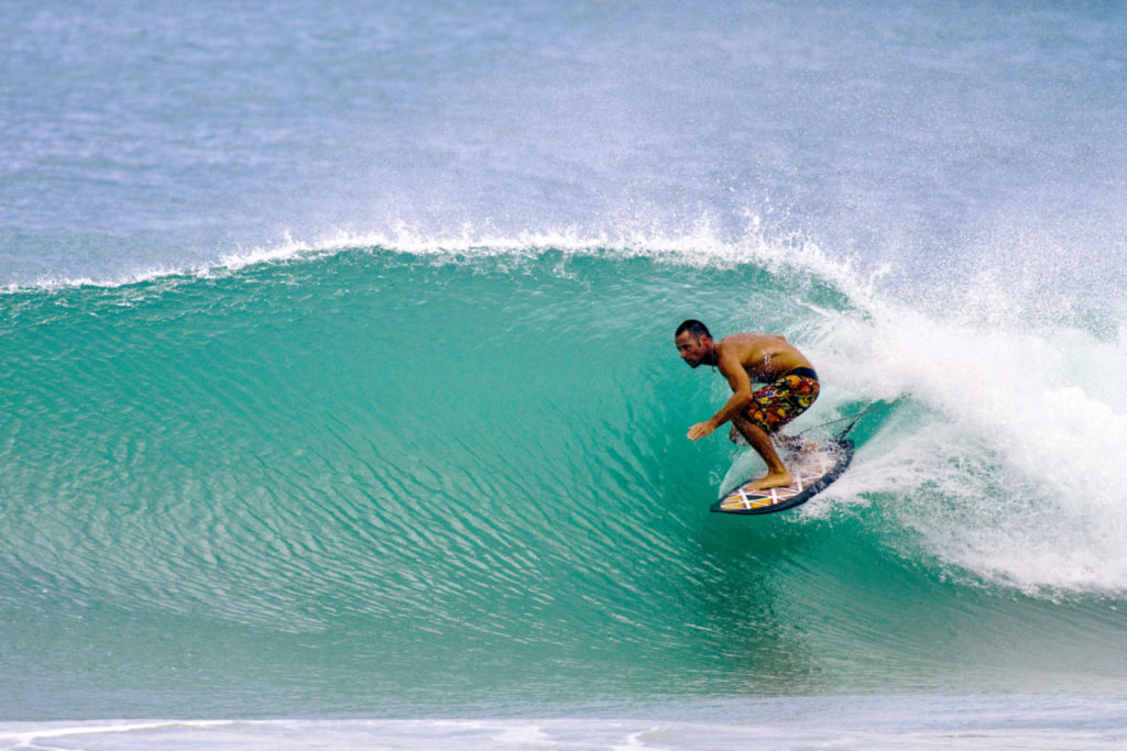 Emiliano Cataldi surft einen Beachbreak von Hainan.