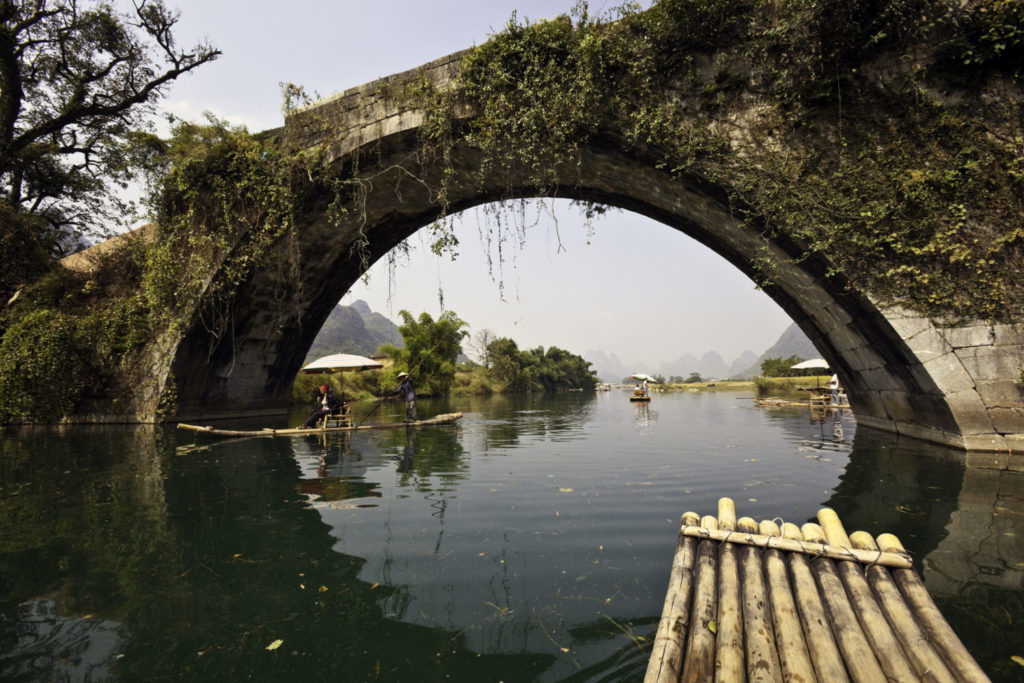 Yangshuo in der Nähe von Guilin in Guangxi bietet alles, was man sich von einer klassisch chinesischen Landschaft erwartet und ist eines der beliebtesten Reiseziele in China.