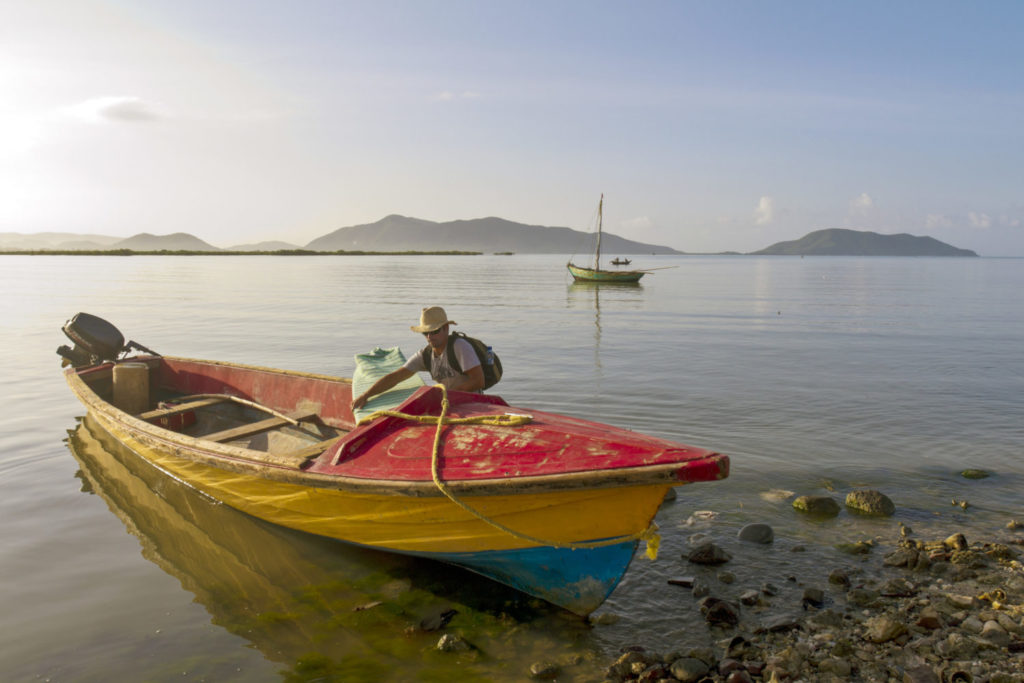 Emiliano Cataldi geht an Bord eines Fischerbootes im karibischen Haiti.