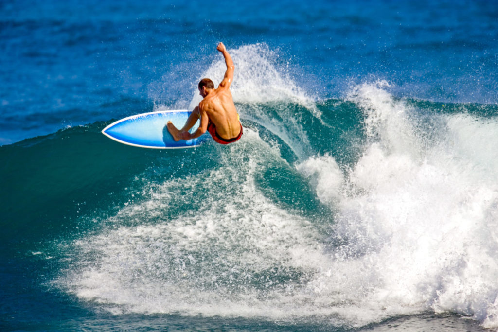 Tristan Jenkin surft im Atlantik in der Nähe von Cap Haitien.