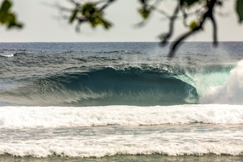 Viel Power im pazifischen Indonesien, auf Inseln, die nur wenige Besucher sehen, egal ob Surfer oder nicht.