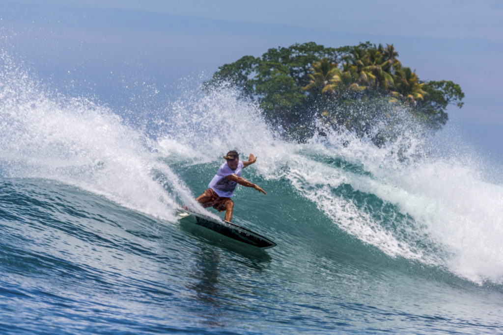 Emiliano Cataldi surft im pazifischen Indonesien.
