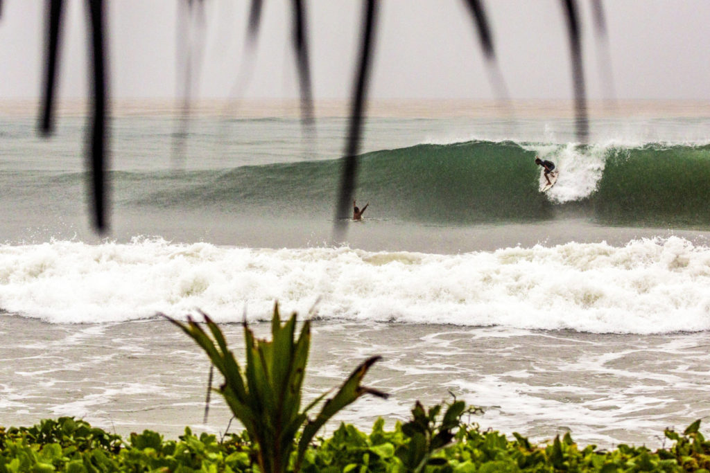 Alberto Lima Castro surft an einem abgelegenen Beachbreak im pazifischen Indonesien, wo wir die ersten Gäste im Dorf waren.