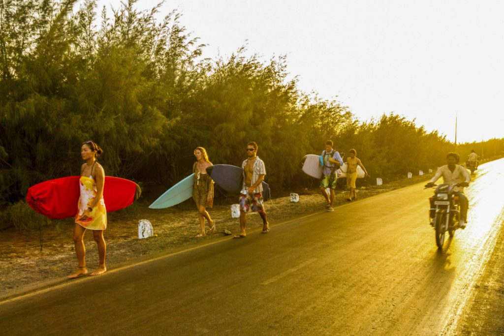 Surfer auf der Insel Diu, wo die Vormonsun Hitze bei über 40 Grad Celsius war – jeden Tag.