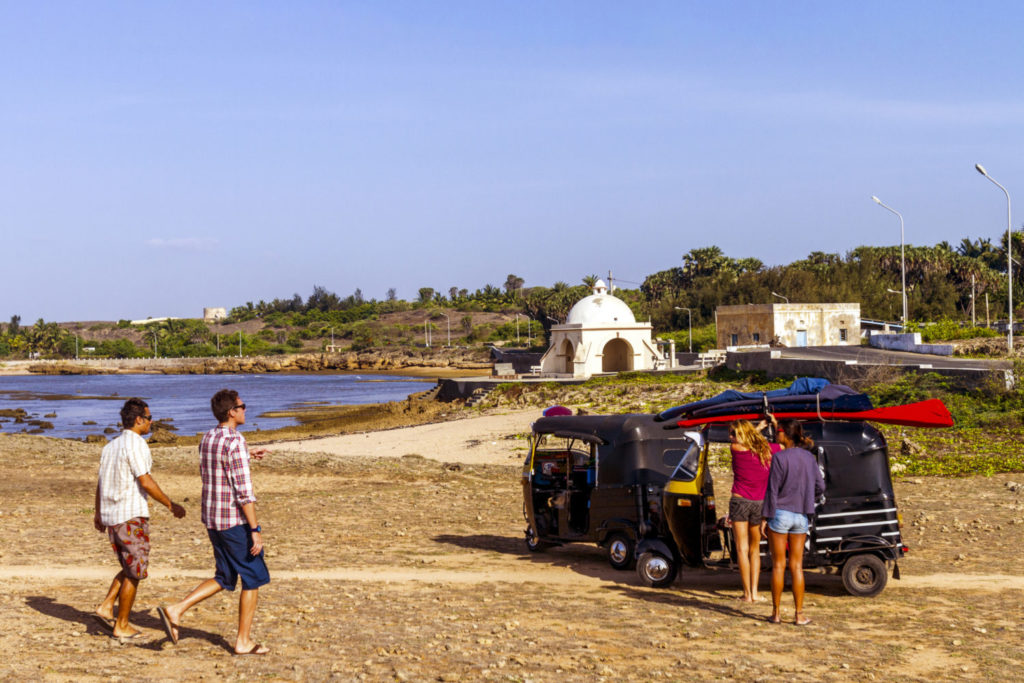 Beim Surf-Check auf der Insel Diu mit Tuk-Tuks.