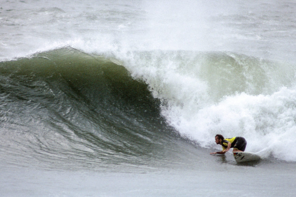 Die amerikanische Surf-Legende Tom Curren surft auf den Taifun-Wellen in Kyushu, Japan.