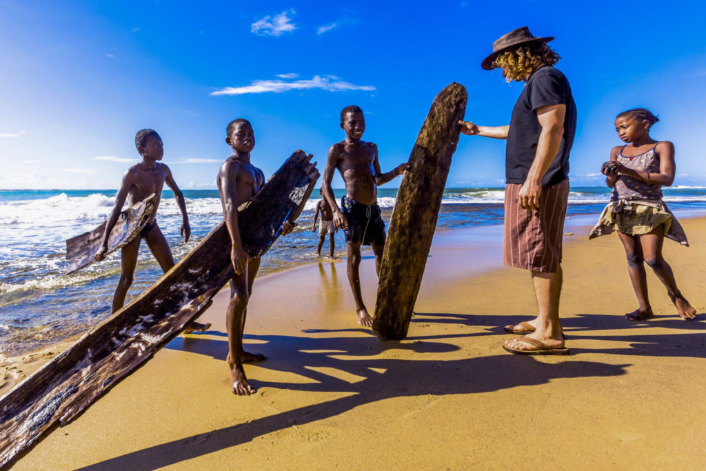 Erwan Simon und die Locals von Ost-Madagaskar mit ihren Holzbrettern.