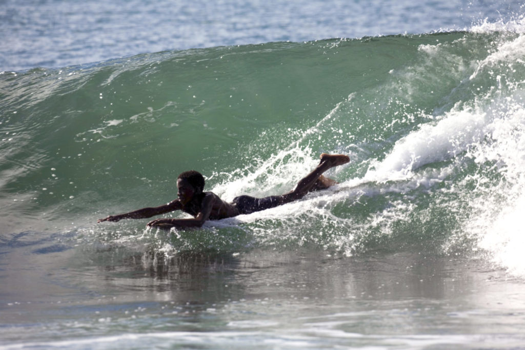 Die Locals sind talentierte Surfer.