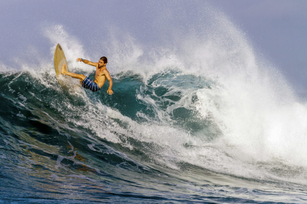 Erwan Simon und die Lippe einer Barren Island Welle auf Madagaskar.