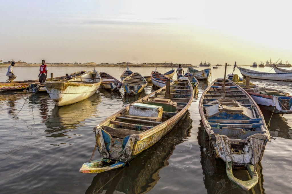 Fischerboote im Hafen von Nouadhibou.