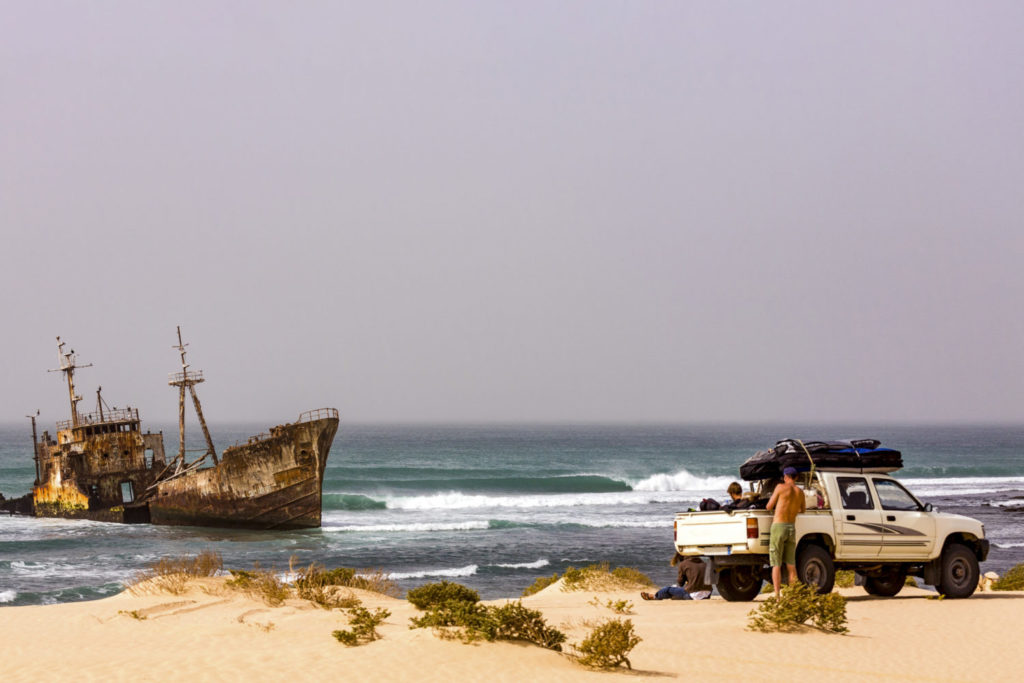 In der Nähe von Nouadhibou liegen Hunderte von Schiffswracks an der Küste, die Teil eines lukrativen Versicherungsbetrugs sind.