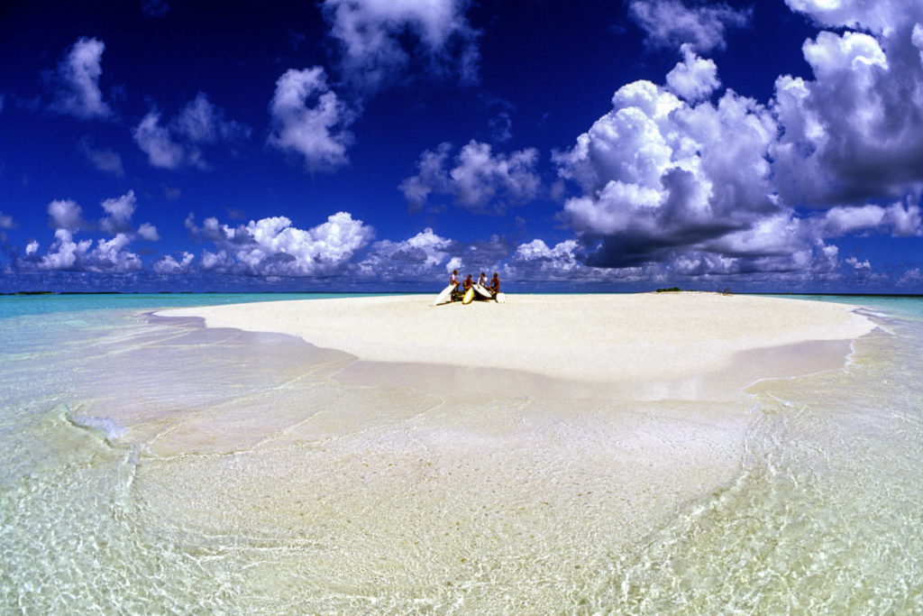 Surfer auf einer Sandbank im Süden der Malediven.