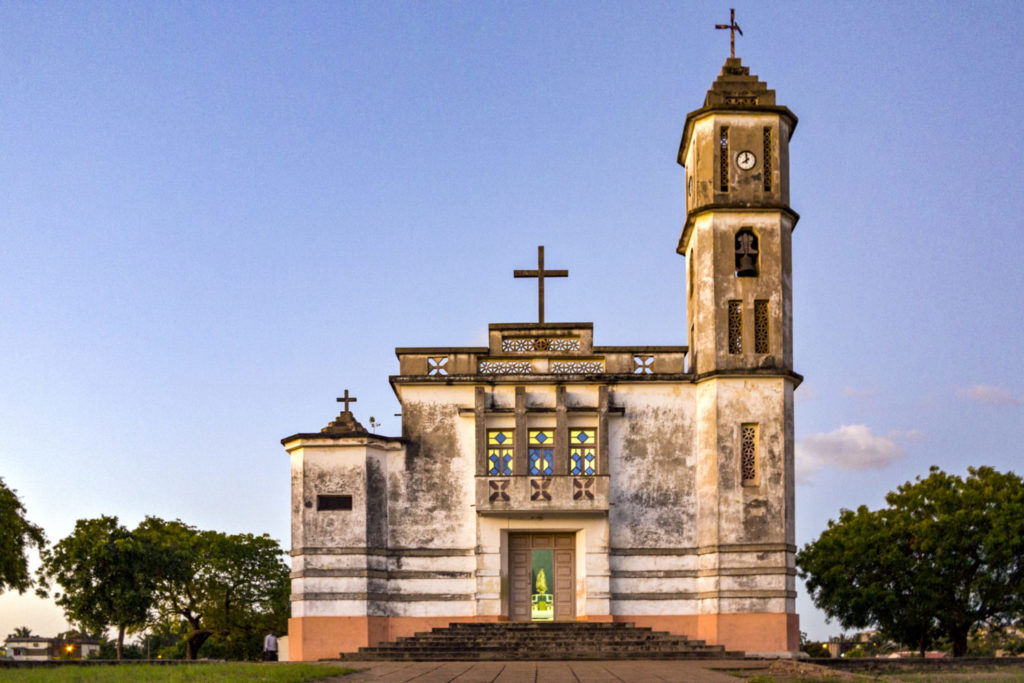 Eine beeindruckende katholische Kirche in Angoche, Mozambique