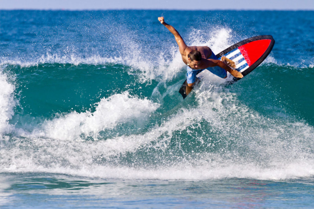 Emiliano Cataldi surft einen Beachbreak vor der Insel Angoche, in Mozambique.