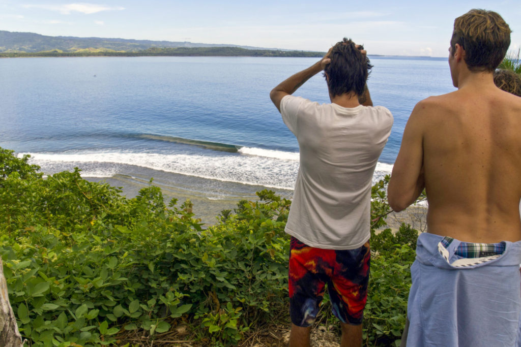 Surf-Check von der Spitze der Klippe in der Provinz Davao Oriental auf der Insel Mindanao.