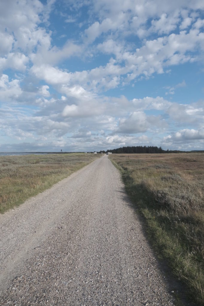 Roadtrip durch Dänemark: eine Schotterstraße zum Strand