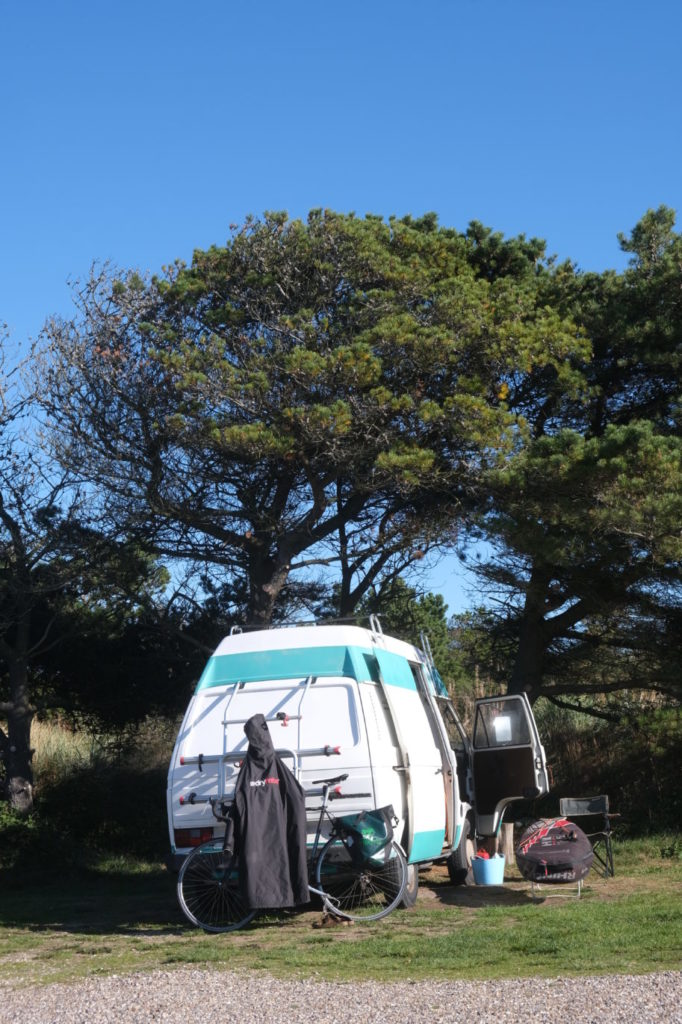 Roadtrip Dänemark: Ein Bulli steht auf einem Campingplatz