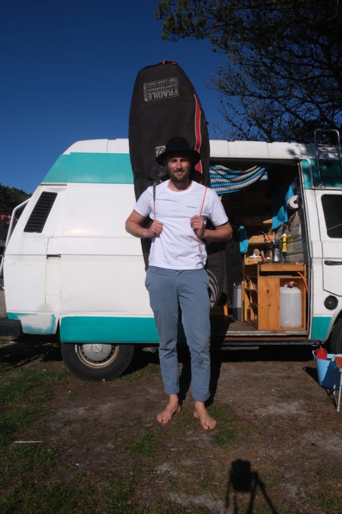 Roadtrip Dänemark: Ein Surfer mit Bord auf dem Rücken