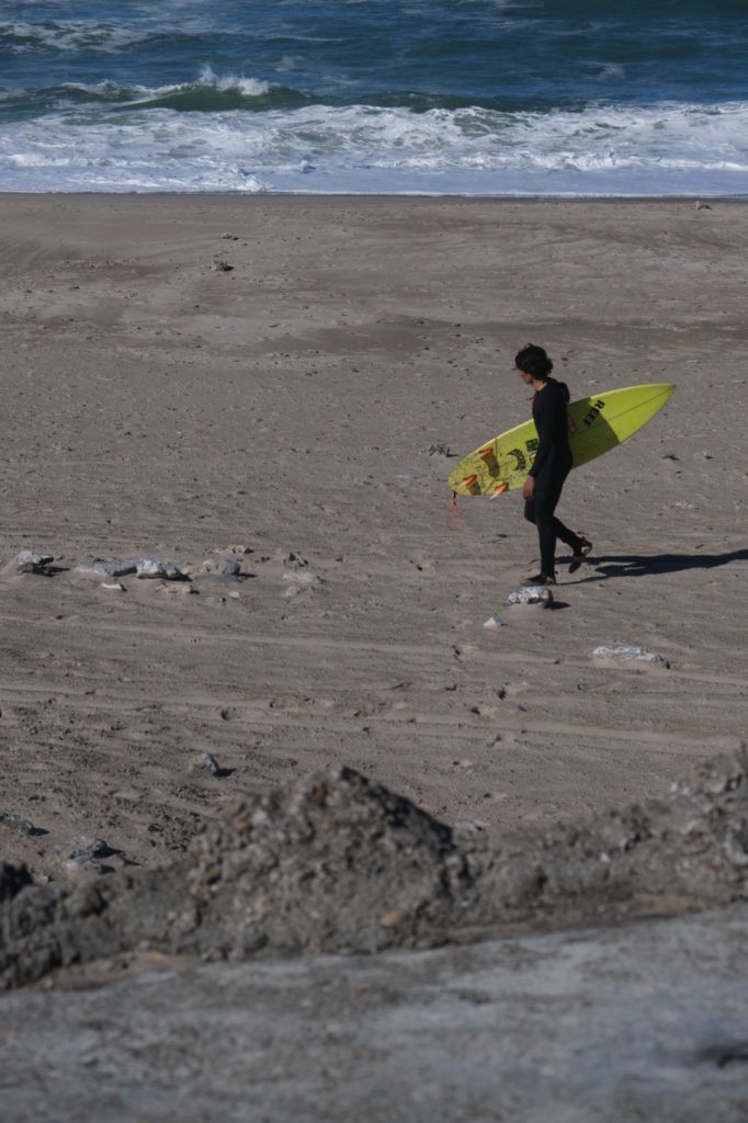 Roadtrip Dänemark: Ein Surfer am Strand von Bunkers bei Klitmoller