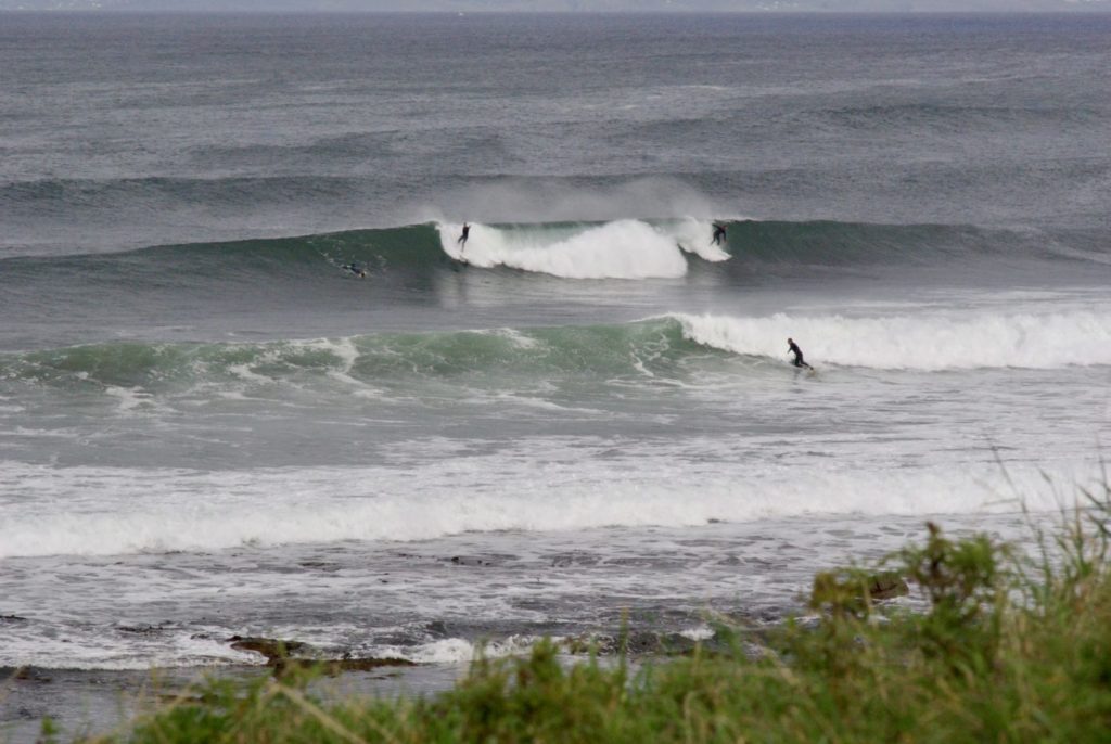 Surfen in Europa: Zwei Surfer auf einer Welle in Irland