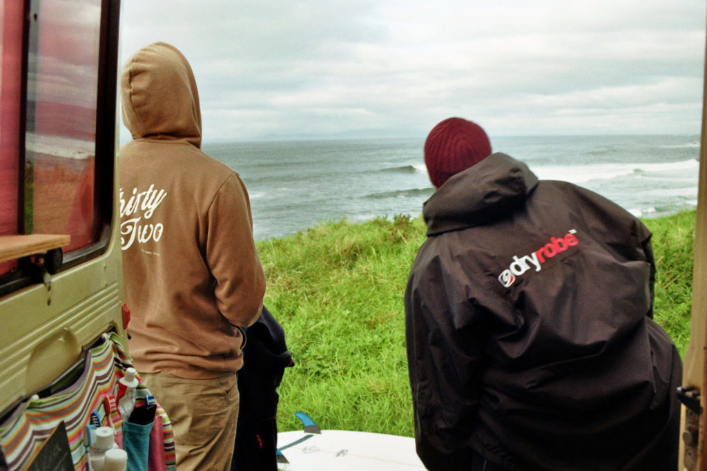 Surfen in Europa: Zwei Surfer schauen auf die Wellen in Irland.