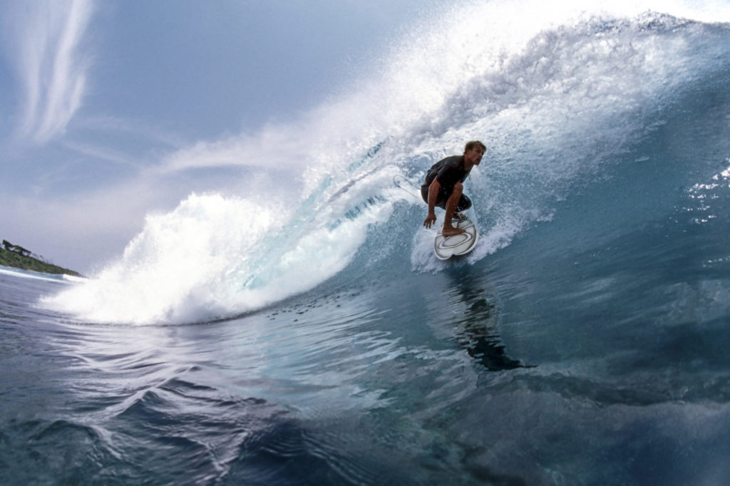 Surfen in Indien: Der Surfer Sean Hayes in einer Barrel am Riff Muddy's vor den Andamanen.