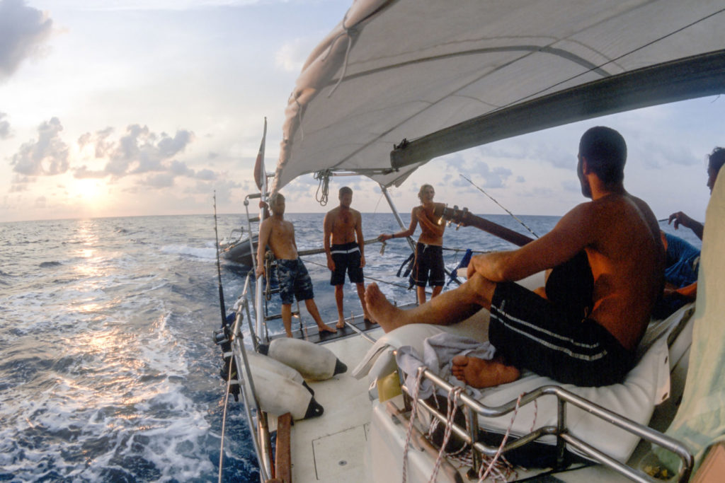 Surfen in Indien: Überquerung der Andamanensee von Phuket nach Port Blair mit dem Boot, mit Jack Johnson an der Rhythmusgitarre.