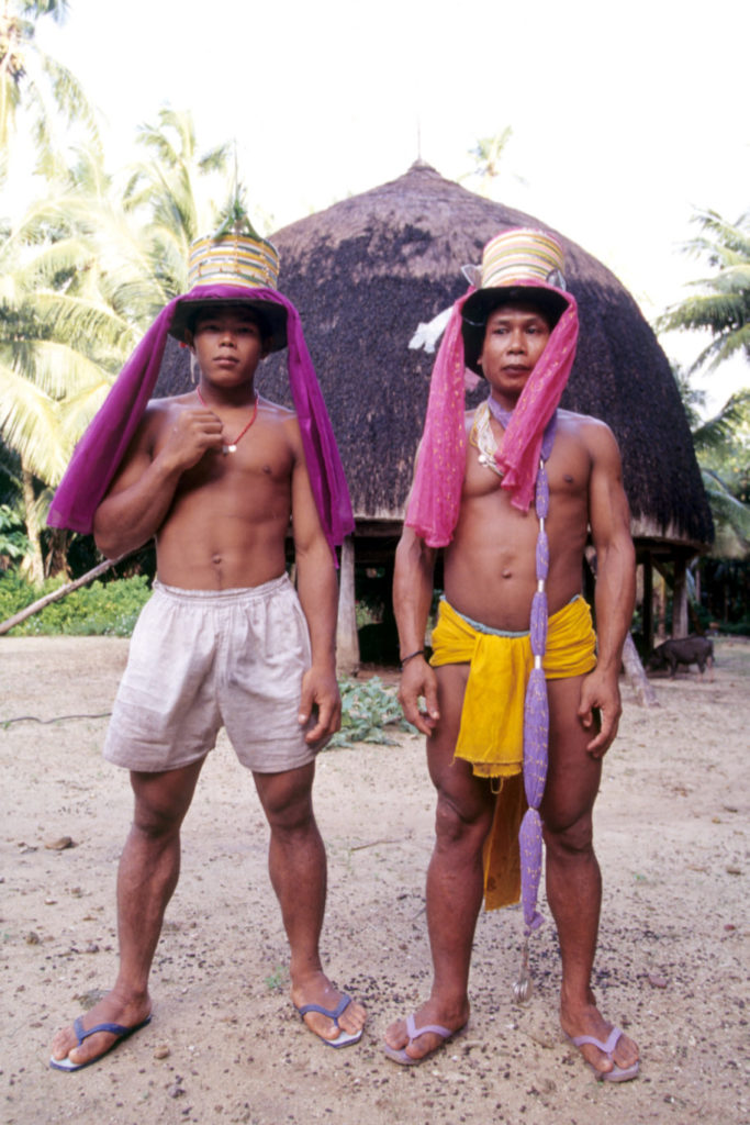 Surfen in Indien: Zwei Einwohner der Nikobaren.
