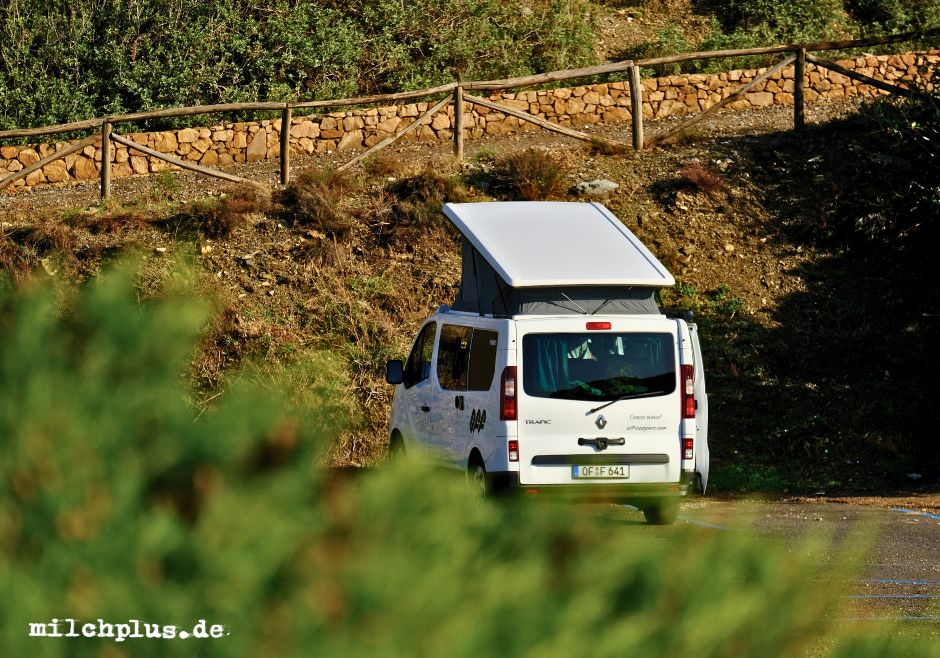 Ein Camper von Off auf einem Strandparkplatz auf Sardinien