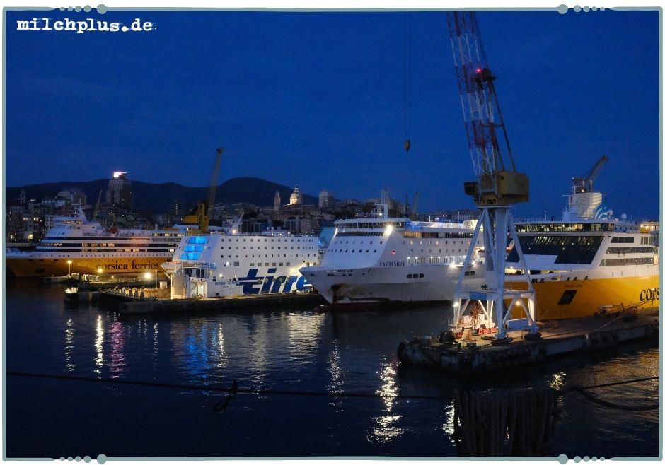 Mit Fähre und Wohnmobil nach Sardinien: Fähren vor Anker