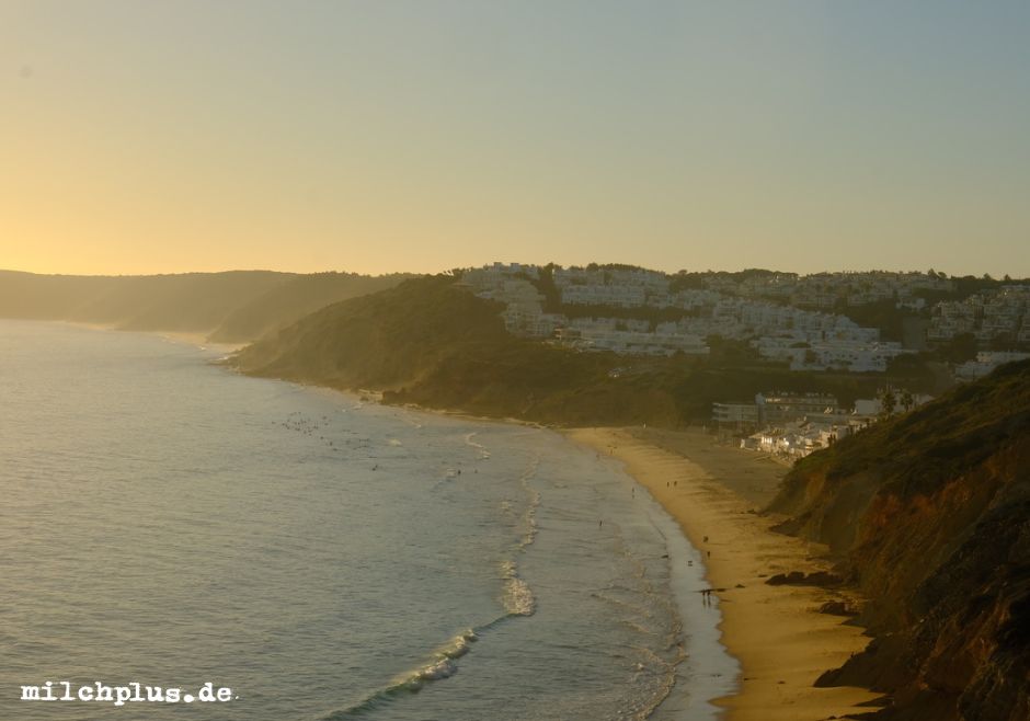 Surfen an der Algarve: Der Strand von  Burgau
