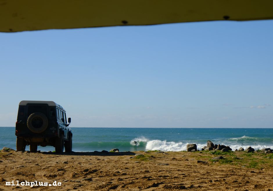 Surfen an der Algarve: Ein Surfer an einem Pointbreak