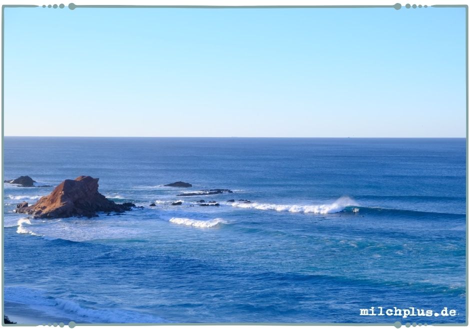 Surfen in Faro: Ein Surfer auf einer Welle