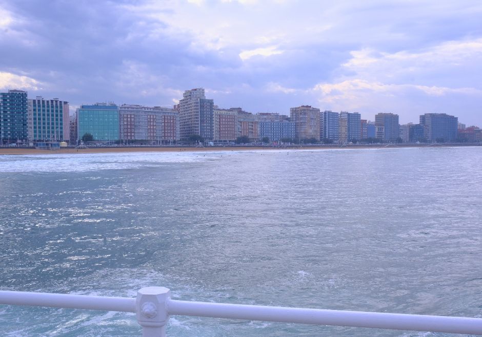 Surfen in Asturien: Der Stadtstrand von Gijon