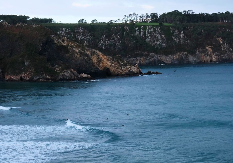 Surfen in Asturien: Ein Surfer auf einer Welle in Otur