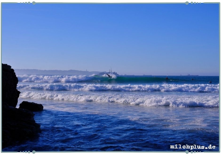 Surfen in Kantabrien: Ein Surfer am Strand von Somo