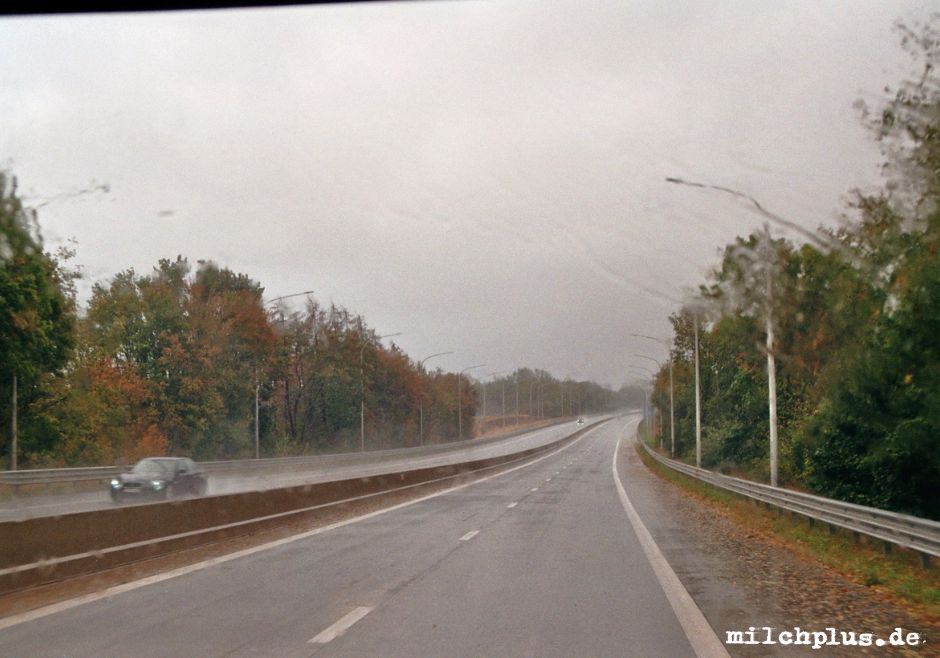 Fehler beim Wohnmobil mieten: eine leere Autobahn im Regen