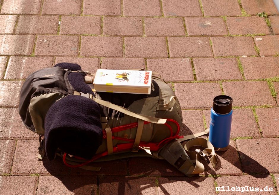 Ein Rucksack liegt an einem Bahnsteig