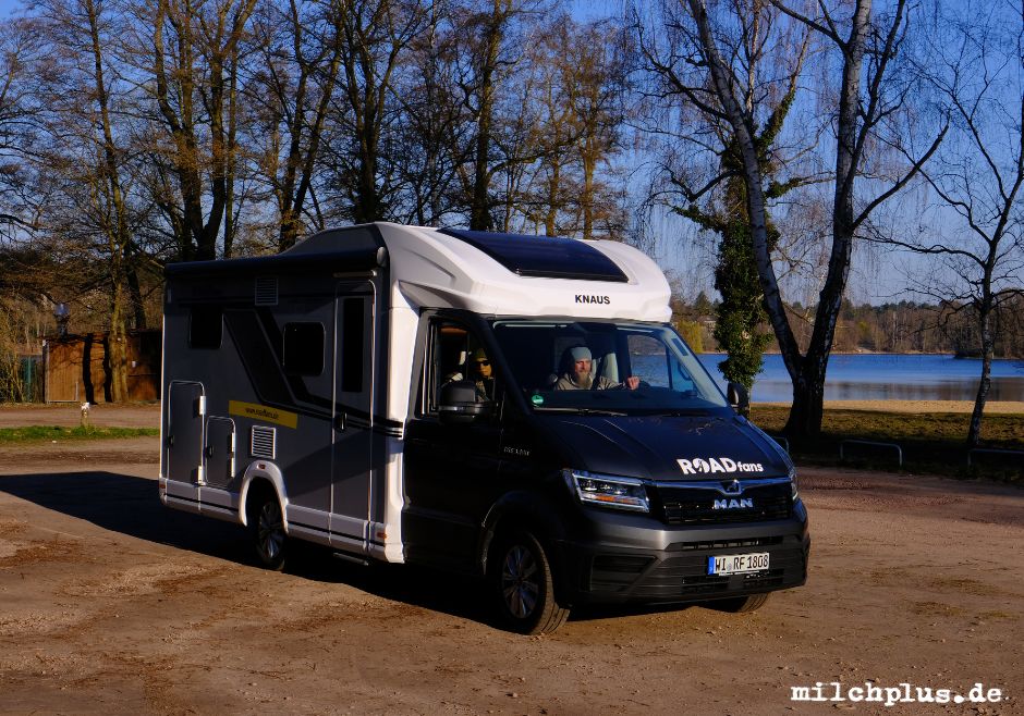 Ein Wohnmobil steht vor einem See