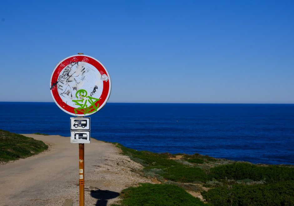 Ein Einfahrt-Verboten Schild für Wohnmobile in Portugal