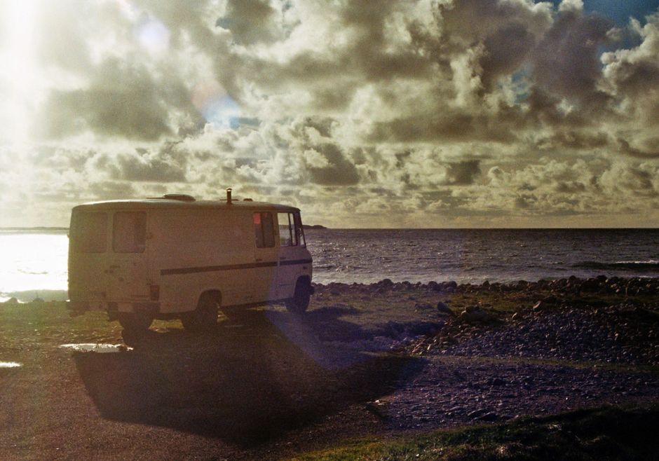 Faircamper im Test: Ein Wohnmobil vor dem Meer