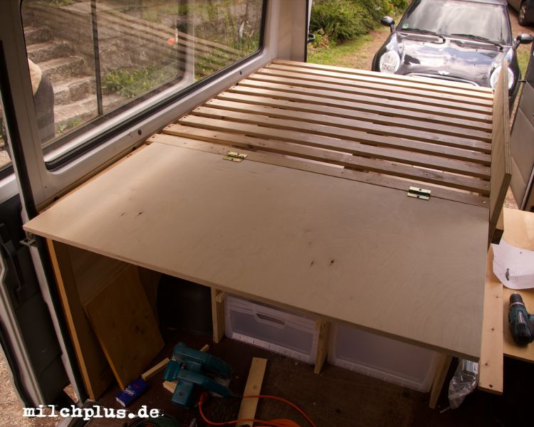 Wohnmobil Umbau: Ein Bett mit Klappfunktion