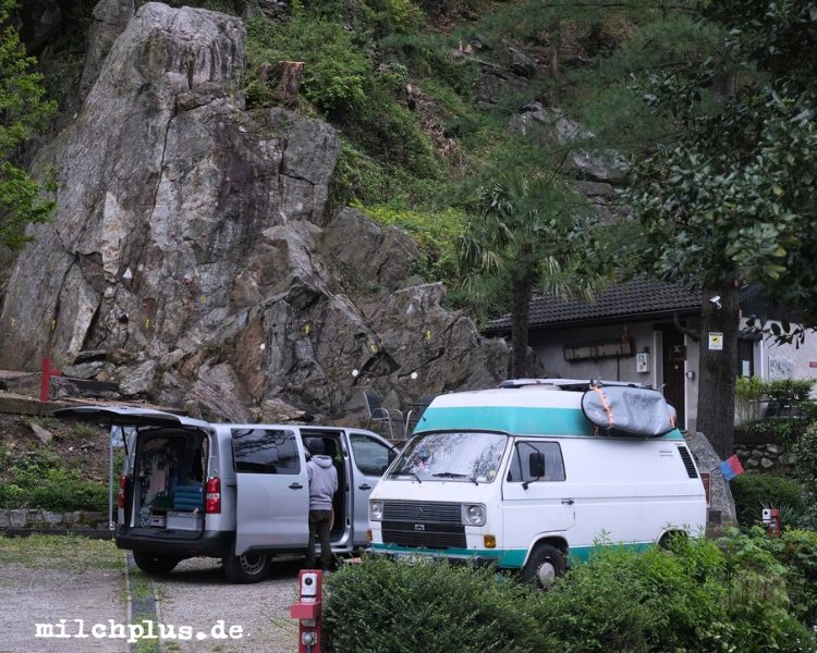Wohnmobil Umbau: Zwei Camper auf einem Stellplatz