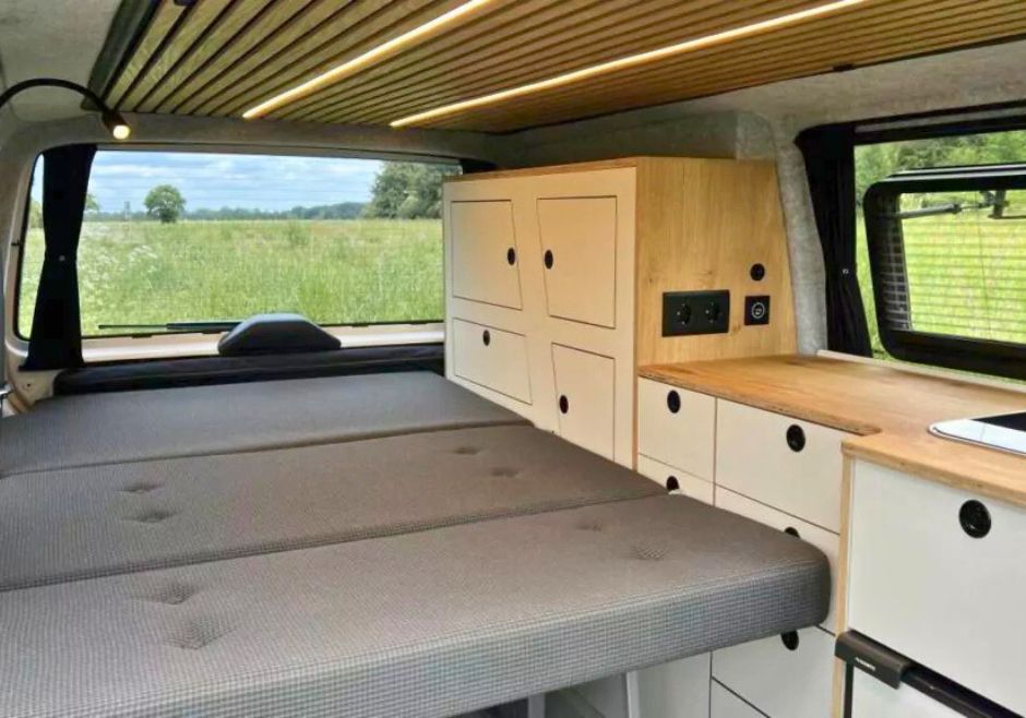 Camper ausbauen lassen Hannover: Ein VW Bus von innen