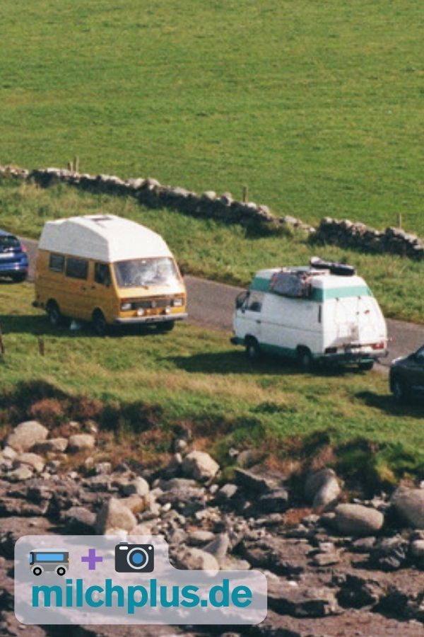 VW Bus Camper: Zwei VW Busse neben einer kleinen Straße