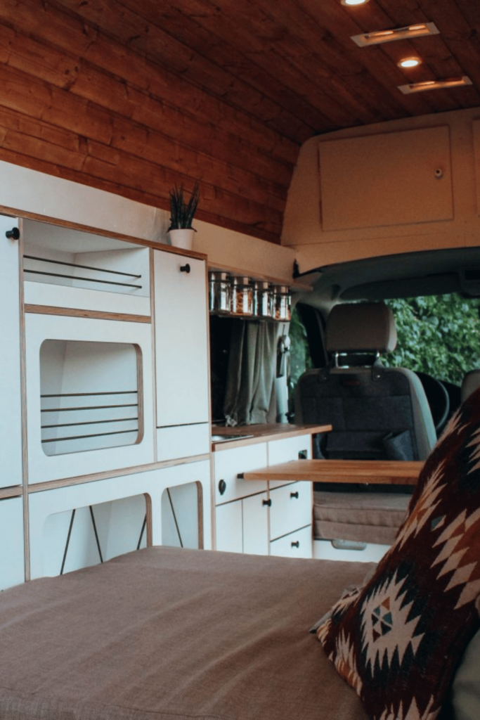 Kleine Camper: Pin für Pinterest mit Camper von innen