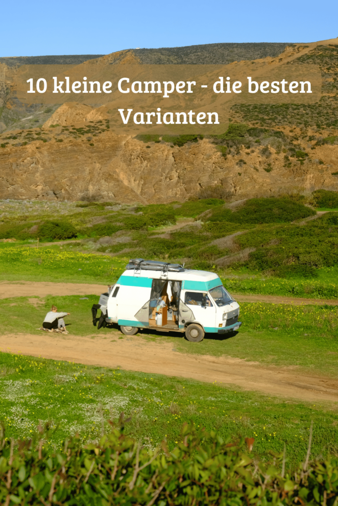 Kleine Camper: Pin für Pinterest mit Camper an einem Strandparkplatz